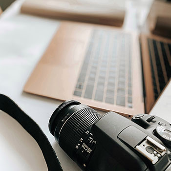 专业幻龙玩家【Momoyih】顶级身材御姐女神，饱满的肥臀乘骑超大号幻龙，垂涎欲滴白嫩小穴超诱人！