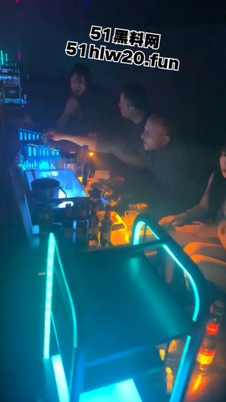 酒吧与国际接轨俄罗斯美女坐镇嗨飞，打卡上头自灌10杯半夜的酒吧门口能不能捡到她…-3