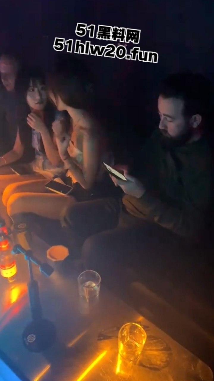 酒吧与国际接轨俄罗斯美女坐镇嗨飞，打卡上头自灌10杯半夜的酒吧门口能不能捡到她…-4