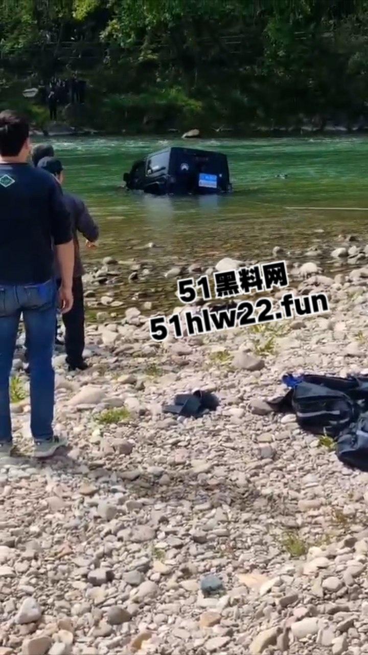 浙江台州装逼男开越野带俩美女护士，横跨溪滩被困致俩美女双双死亡，自己侥幸脱险无恙。