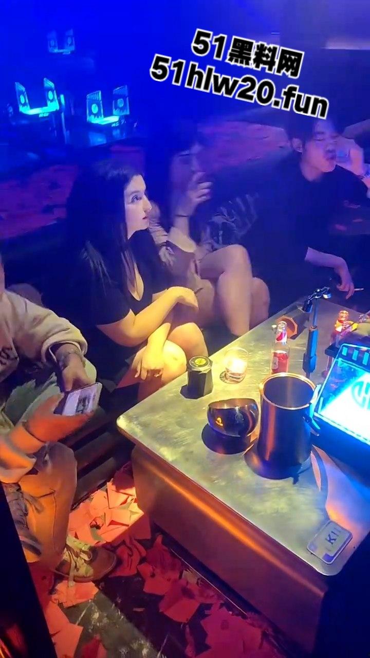 酒吧与国际接轨俄罗斯美女坐镇嗨飞，打卡上头自灌10杯半夜的酒吧门口能不能捡到她…-8