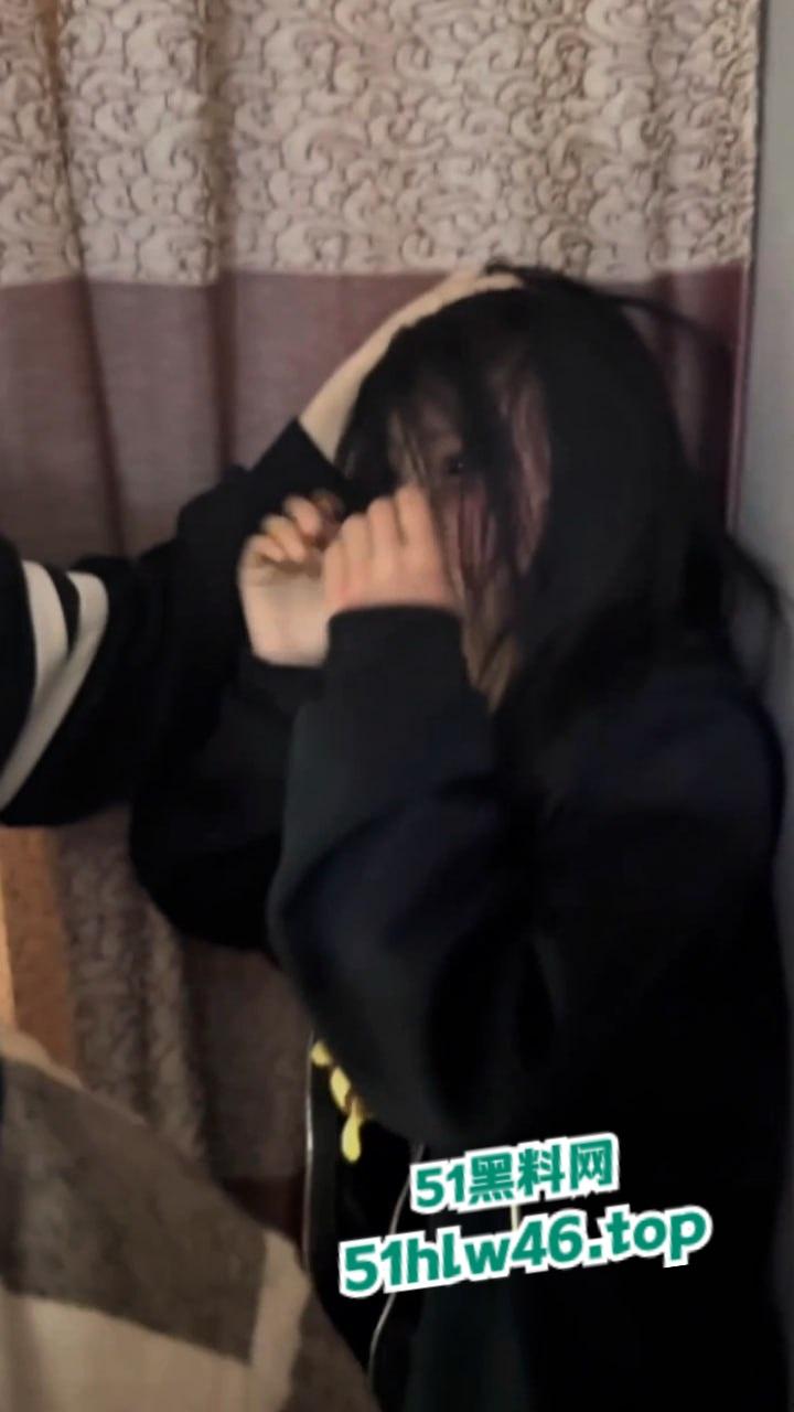 天津精神小妹围殴女孩，社会的底层女人将其骗到出租屋群殴爆揍，完全没有基本的法律意识。