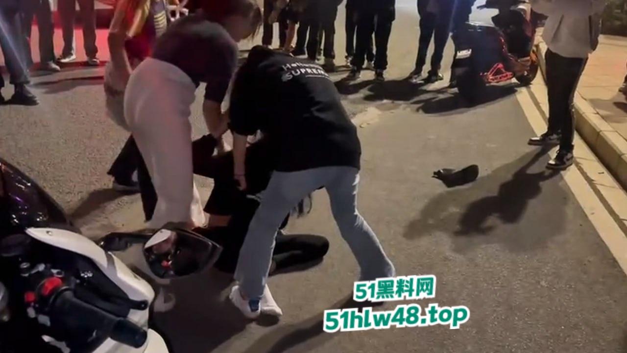 广东佛山精神小妹带人打架从单挑变群殴，女人打架真不讲武德，不过女人不撕衣服缺少精髓。