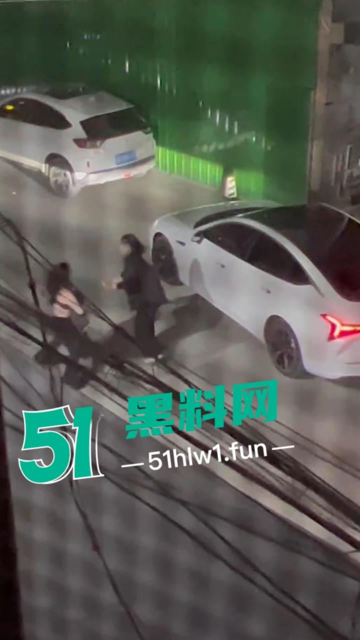 重庆原配大战小三，这小三不好当被原配堵在家楼下，拽头发各种殴打看来是真生气战斗力暴增。