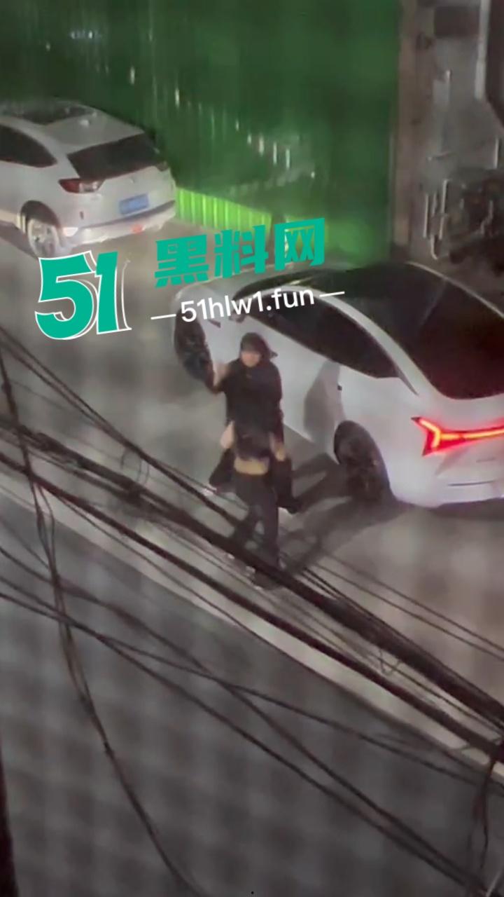 重庆原配大战小三，这小三不好当被原配堵在家楼下，拽头发各种殴打看来是真生气战斗力暴增。