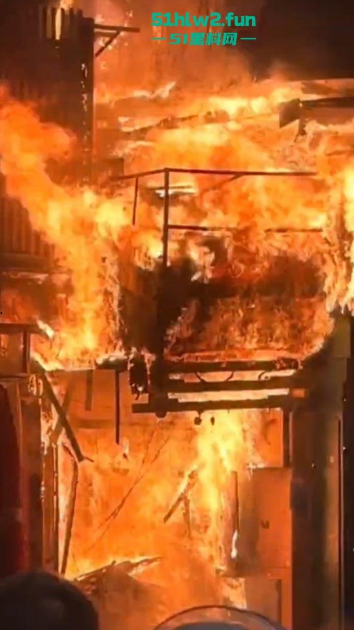 武汉长沙五一广场过年人流爆火，附近酒店却突发大火烧成空壳，现场实拍视频流出情侣裹被单出逃不慎走光。