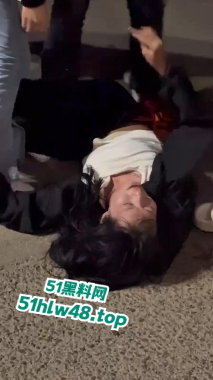 广东佛山精神小妹带人打架从单挑变群殴，女人打架真不讲武德，不过女人不撕衣服缺少精髓。-7