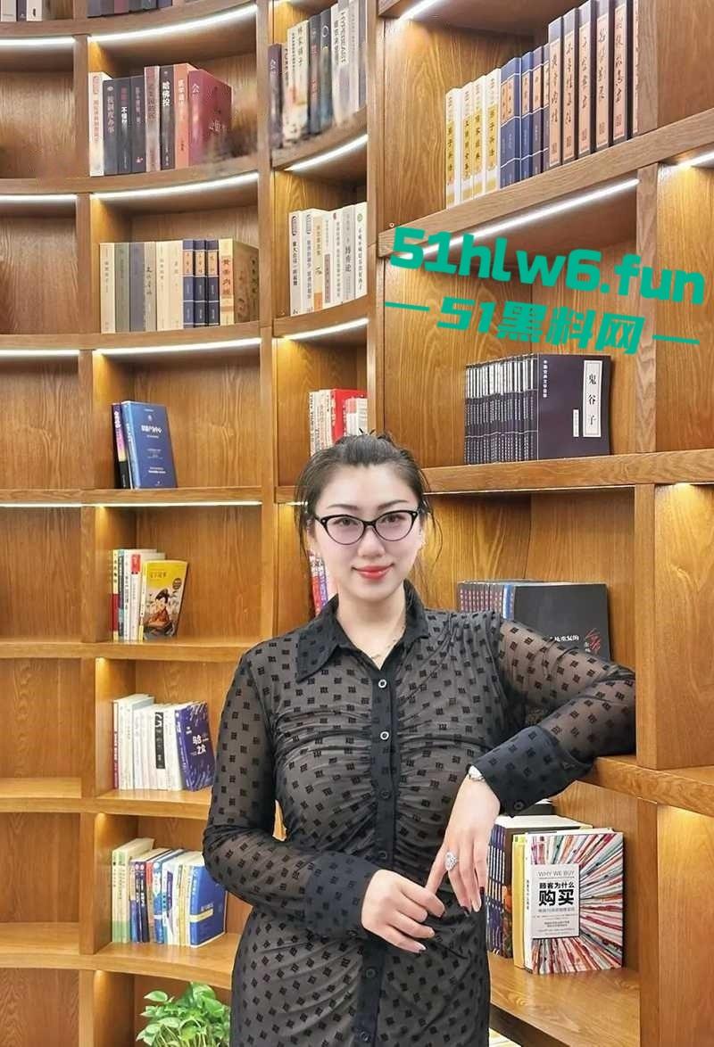 公园大爷光天化日之下露天操鸡，极品熟女奶大逼紧上位骑乘全自动，大爷吃得可真好！