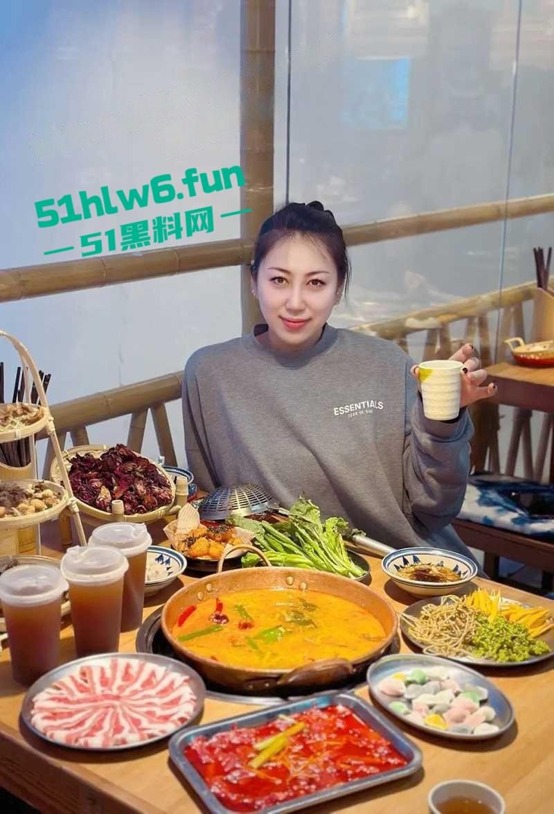 公园大爷光天化日之下露天操鸡，极品熟女奶大逼紧上位骑乘全自动，大爷吃得可真好！