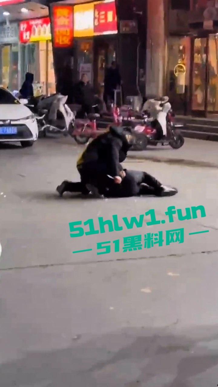 河北三河市街头刀仔，上上城三季小区附近，一男子持刀当街行凶，受害人撕心裂肺惨叫，周围无人敢上前援救。