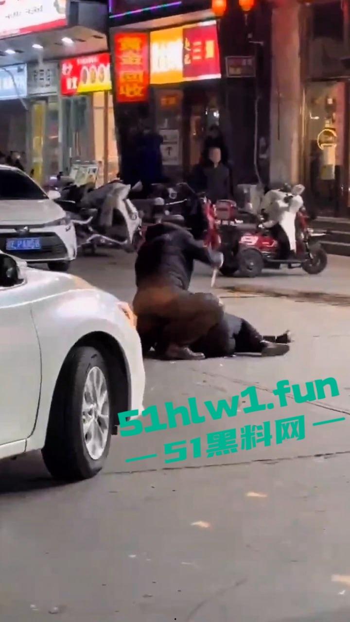 河北三河市街头刀仔，上上城三季小区附近，一男子持刀当街行凶，受害人撕心裂肺惨叫，周围无人敢上前援救。
