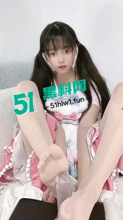 推特萝莉美少女〖要要饿晕了〗会员福利视频曝光 白丝美少女足交现场叫声超骚！-4