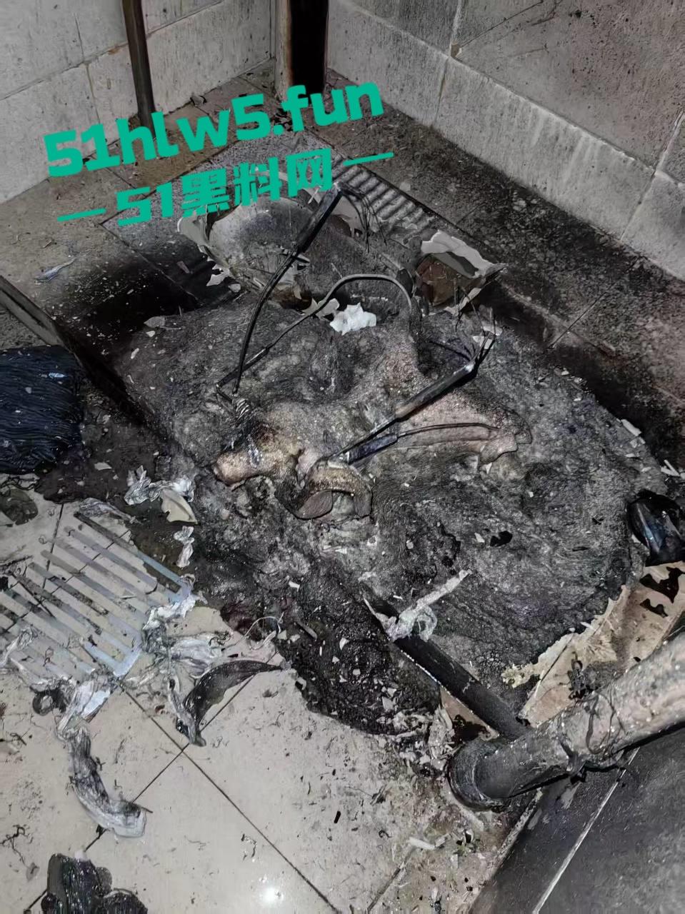 合肥工业大学，研二变态男网购硅胶女友宿舍发泄，怕被室友发现在厕所焚烧结果酿成火灾全校皆知。