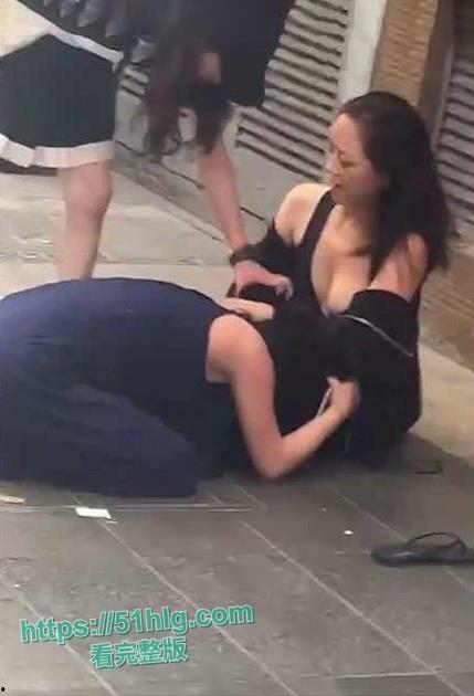 高颜值巨乳辣妹真空街斗！雪白的巨乳尽显无遗，香艳场景令人目眩神迷