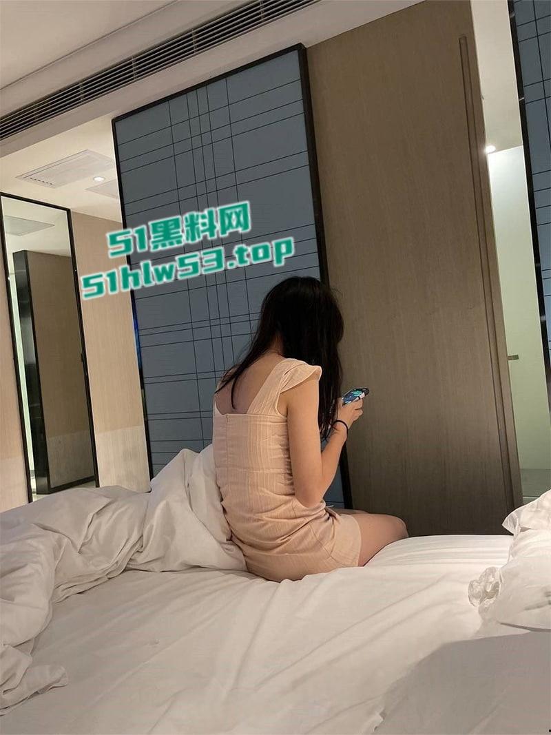 新晋约炮大神【乾隆下江南】约炮极品学生妹，粉嫩小穴被各种姿势抽插内射，交缠摩擦间淫水四溅！