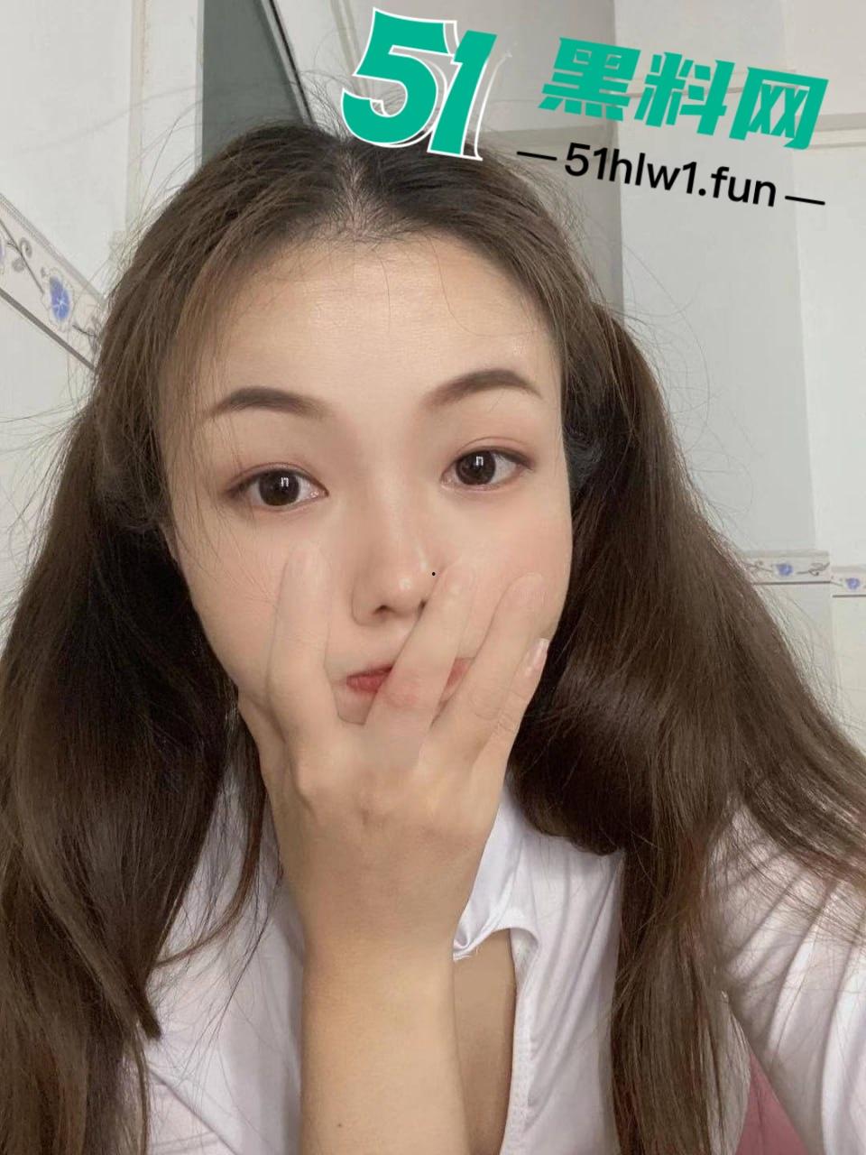 辽宁抚顺骚货淫妻【李宇】背着老公在外偷腥贴纸下母狗形象和炮友激情1分20秒视频流出。