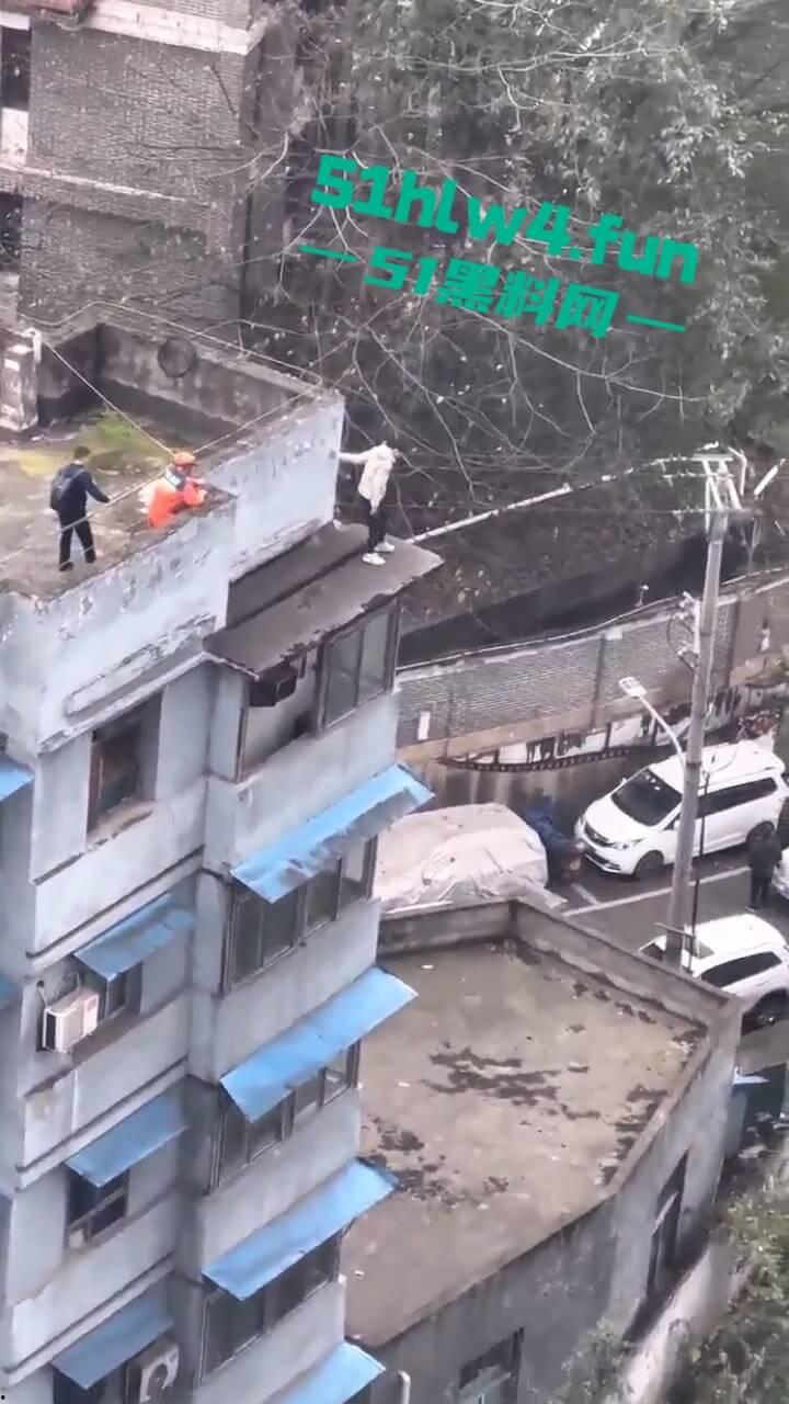 山西一男子轻生现场，救援队赶到男子奋不顾身跳楼自杀，据悉是离婚导致的精神崩溃。