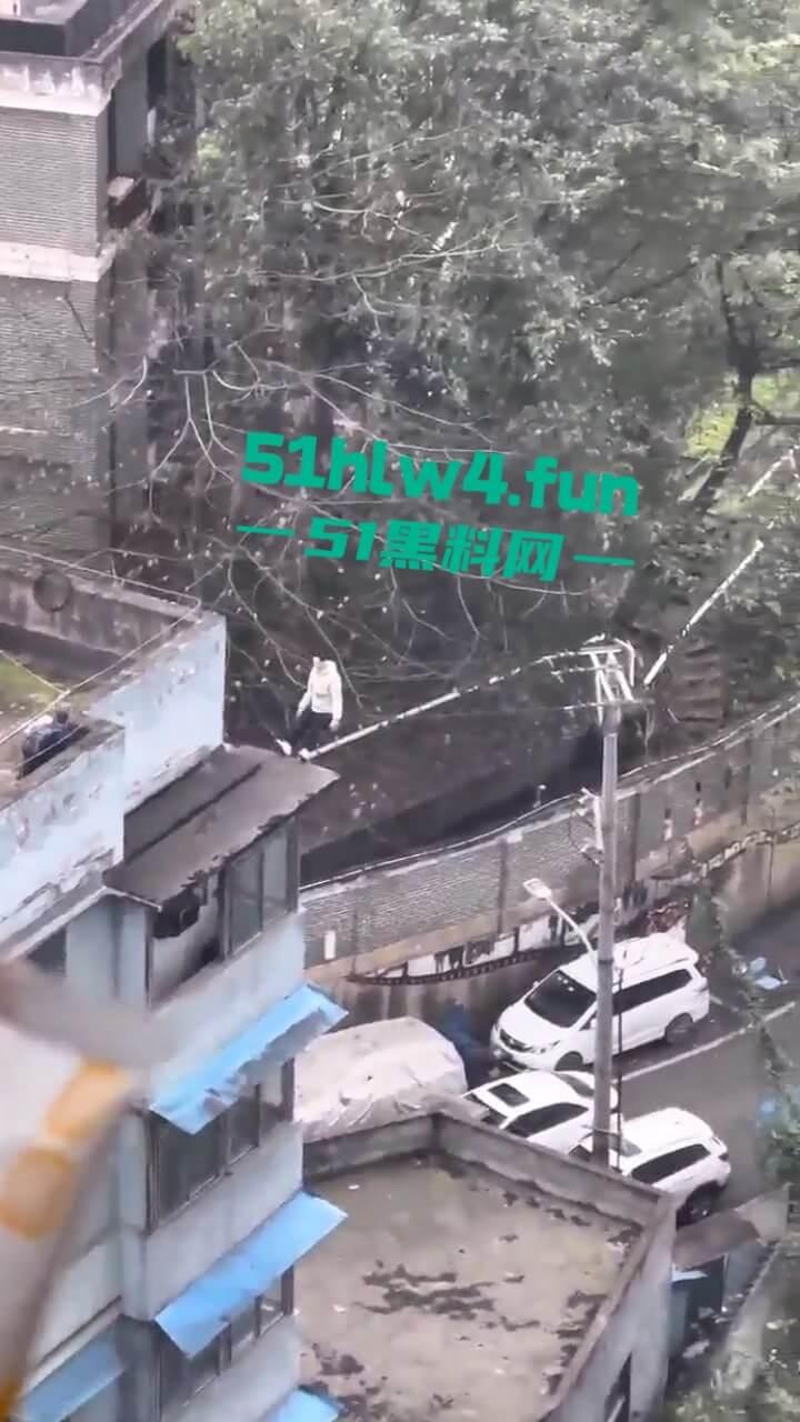 山西一男子轻生现场，救援队赶到男子奋不顾身跳楼自杀，据悉是离婚导致的精神崩溃。