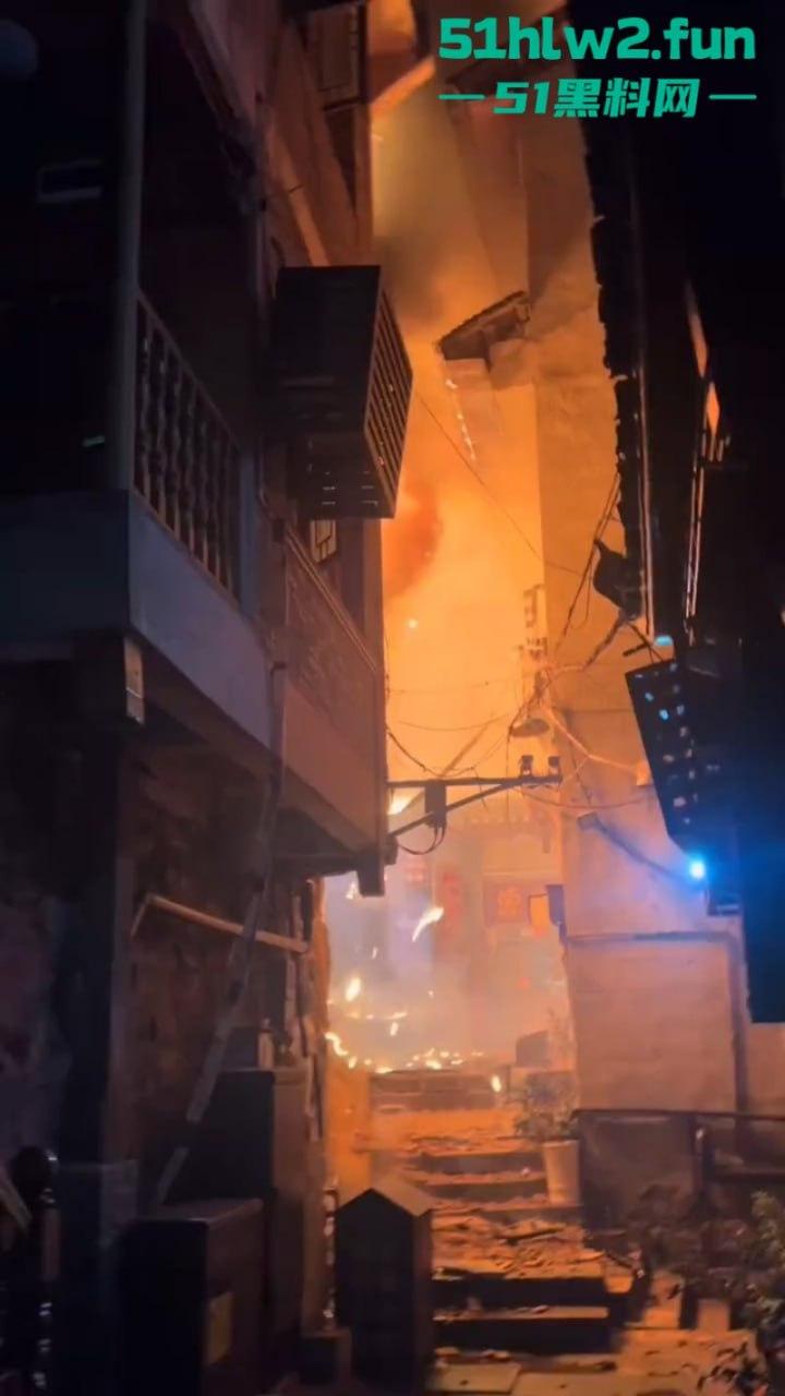 凤凰古城一民宿深夜起火，游客穿睡衣跳窗逃生现场火灾视频流出，弄的差点人就没了！