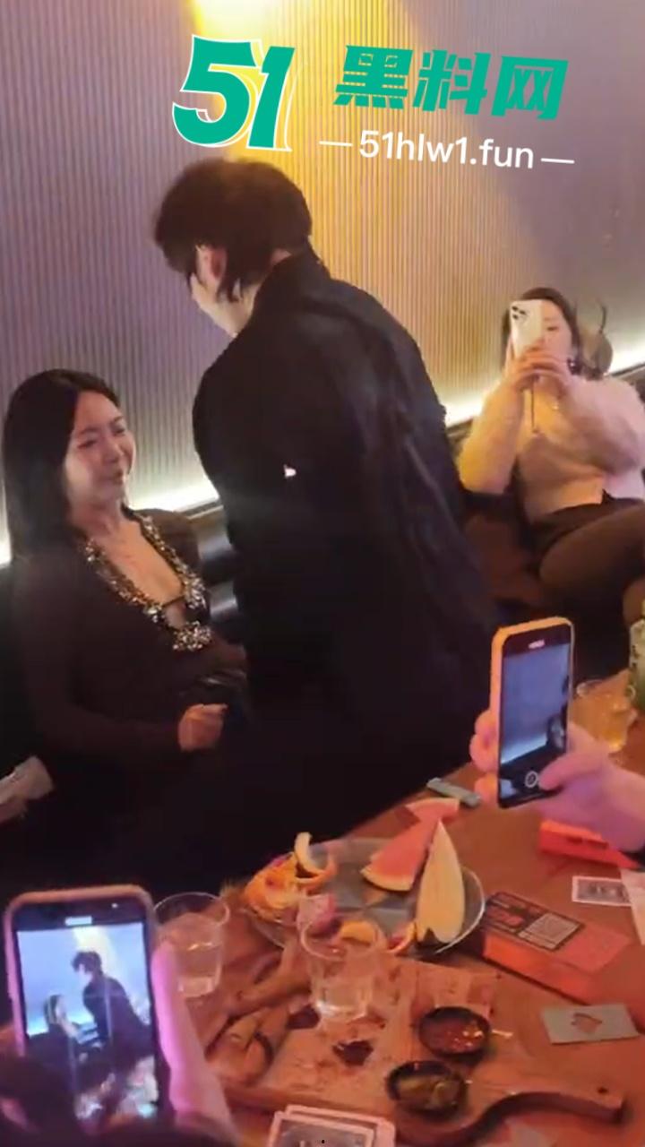 实拍上海商K富婆们的快乐生活，性感小富婆叫少爷裸露腹肌激情热舞，玩的富婆脸都红了。