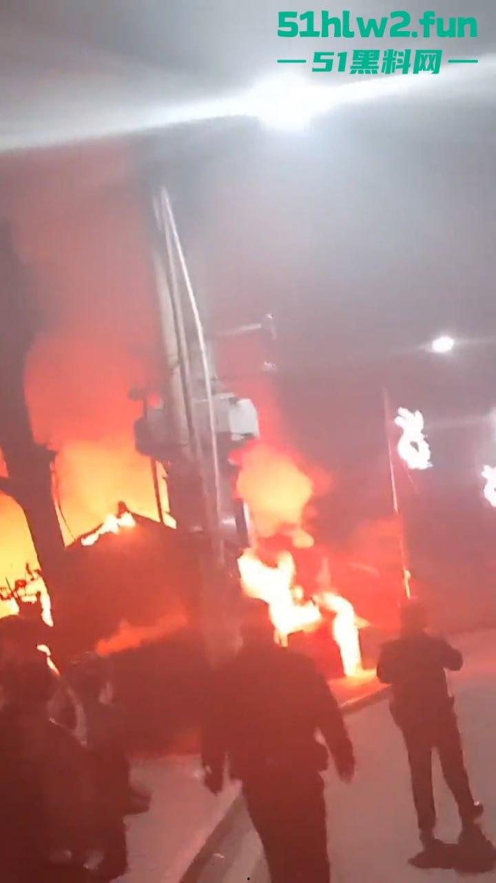 凤凰古城一民宿深夜起火，游客穿睡衣跳窗逃生现场火灾视频流出，弄的差点人就没了！