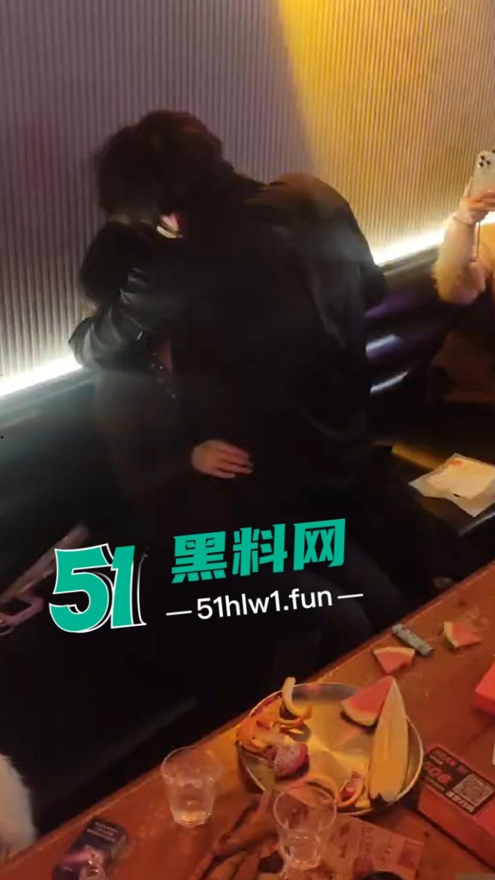 实拍上海商K富婆们的快乐生活，性感小富婆叫少爷裸露腹肌激情热舞，玩的富婆脸都红了。-6