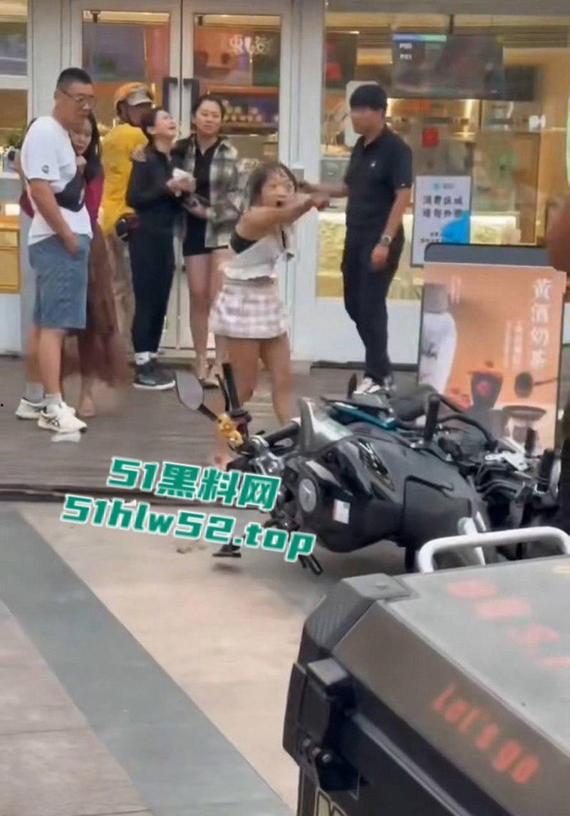 淄博王府井JK铁锤妹妹，怒砸摩托酸辣粉塞排气管还骂街，制服后丁字内裤完全展露，暴走萝莉火爆全网！