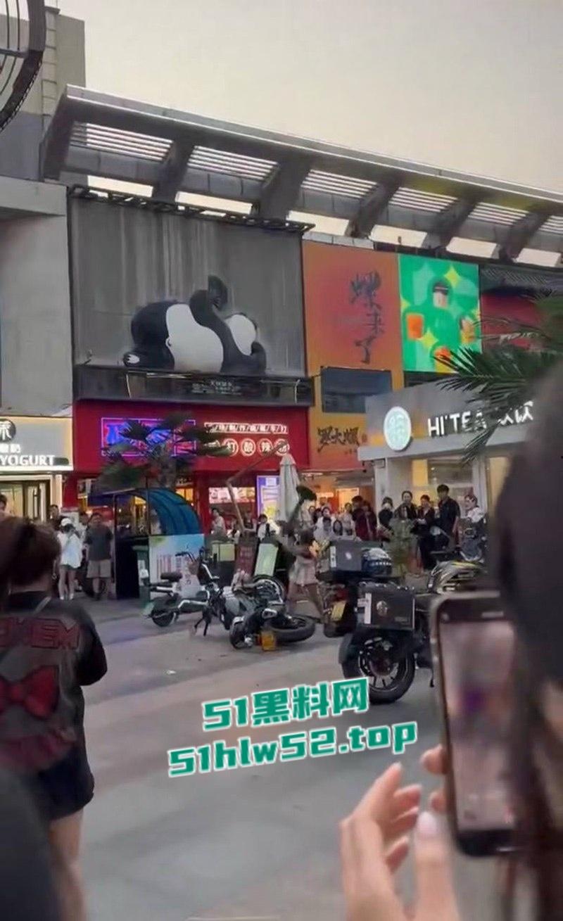 淄博王府井JK铁锤妹妹，怒砸摩托酸辣粉塞排气管还骂街，制服后丁字内裤完全展露，暴走萝莉火爆全网！