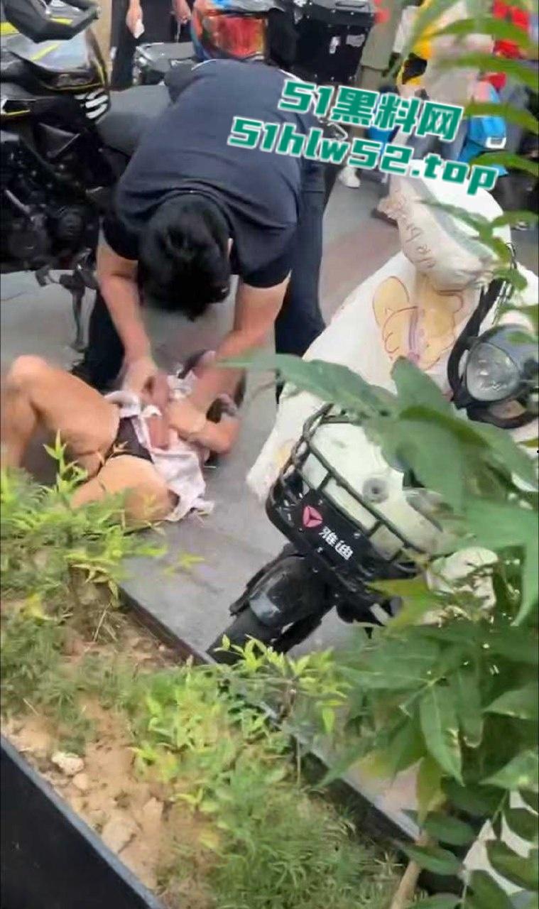 淄博王府井JK铁锤妹妹，怒砸摩托酸辣粉塞排气管还骂街，制服后丁字内裤完全展露，暴走萝莉火爆全网！-4