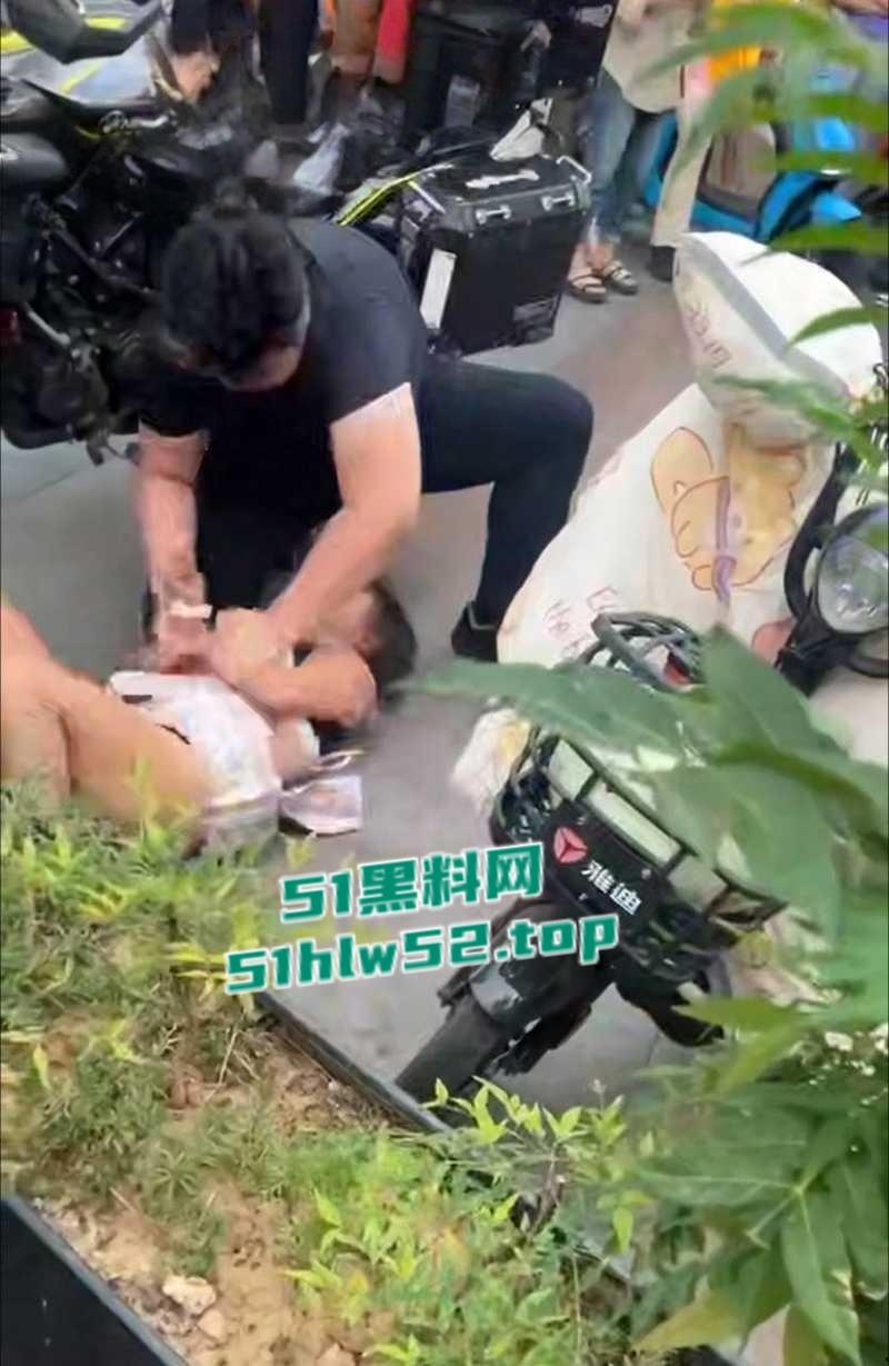 淄博王府井JK铁锤妹妹，怒砸摩托酸辣粉塞排气管还骂街，制服后丁字内裤完全展露，暴走萝莉火爆全网！-5