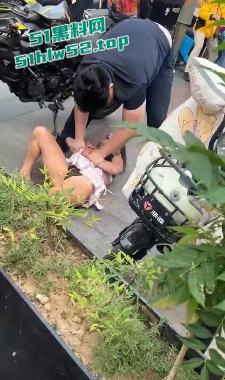 淄博王府井JK铁锤妹妹，怒砸摩托酸辣粉塞排气管还骂街，制服后丁字内裤完全展露，暴走萝莉火爆全网！-6