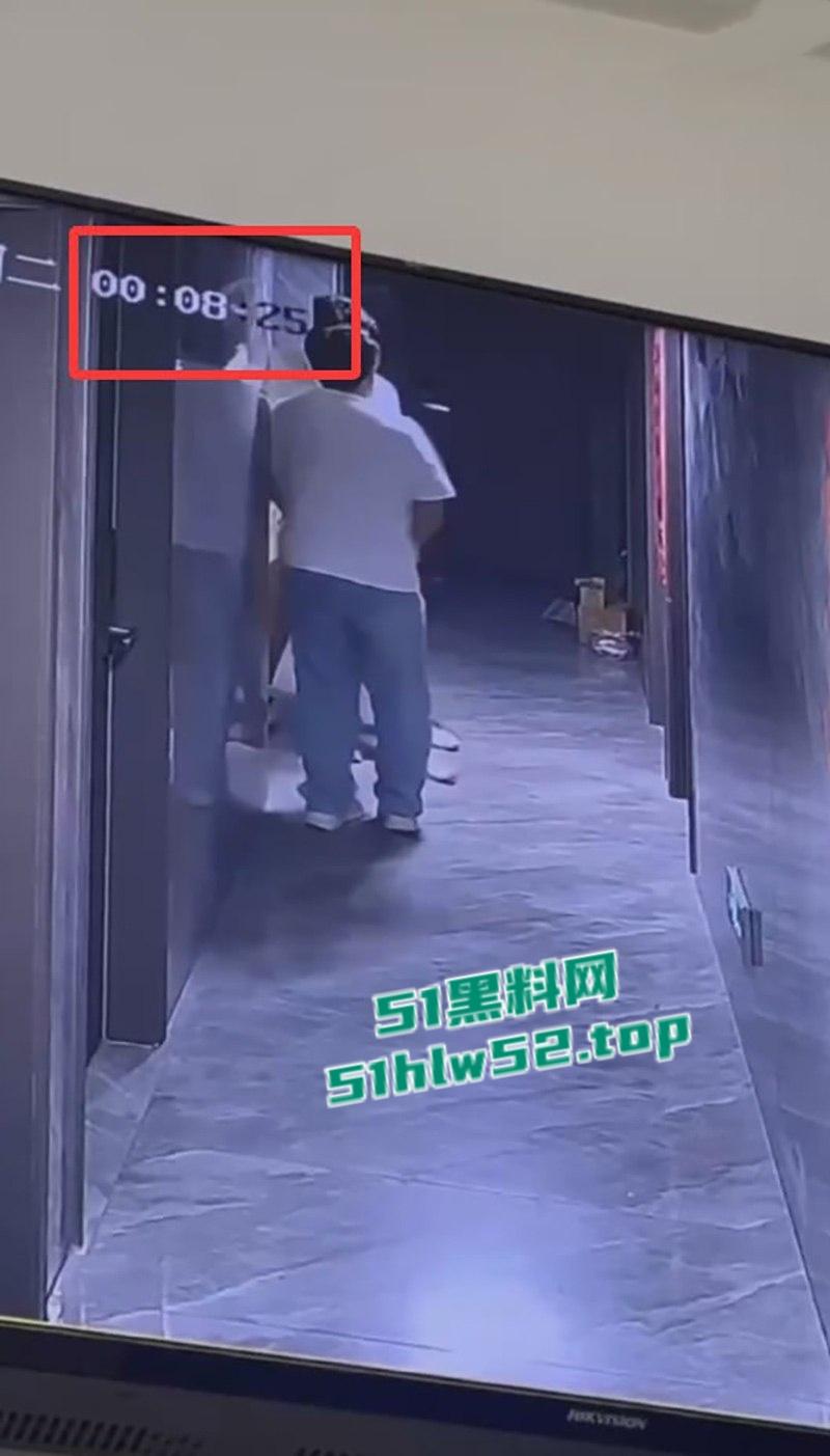 监控下的一幕，美女520当晚酒醉被两名男子捡尸，强行拖入酒店房间 轮奸2小时，酒醒后才被救出逃离！