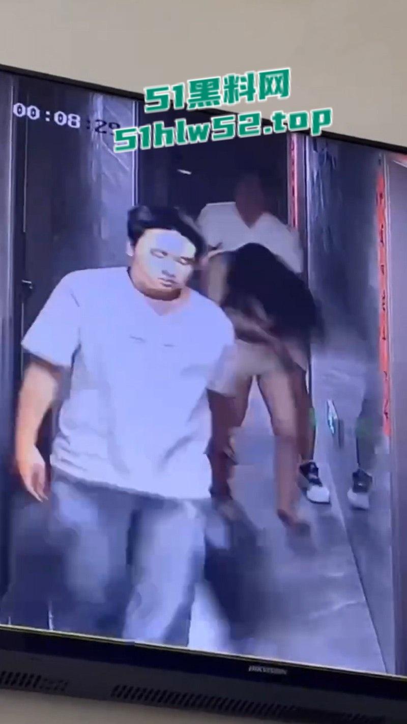 监控下的一幕，美女520当晚酒醉被两名男子捡尸，强行拖入酒店房间 轮奸2小时，酒醒后才被救出逃离！