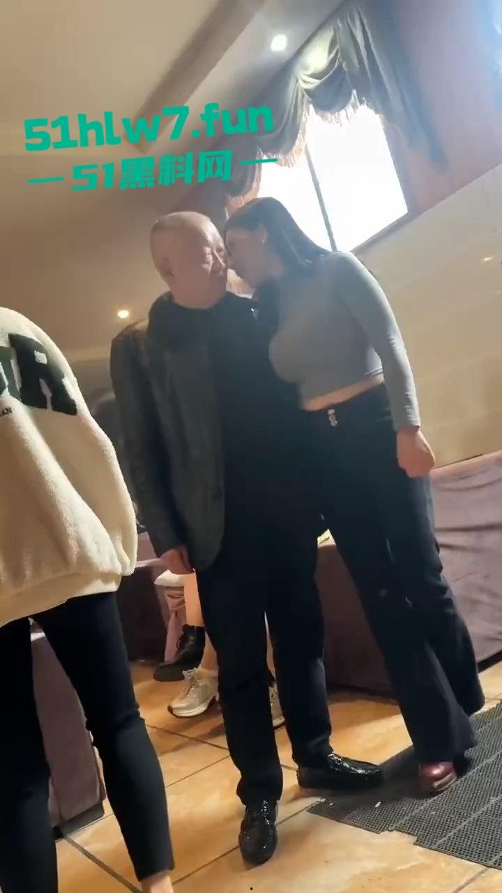 四川绵阳大青龙纯炮场美女如云，不惧扫黄行动顶风作案照样出台卖逼引发网友们的羡慕。