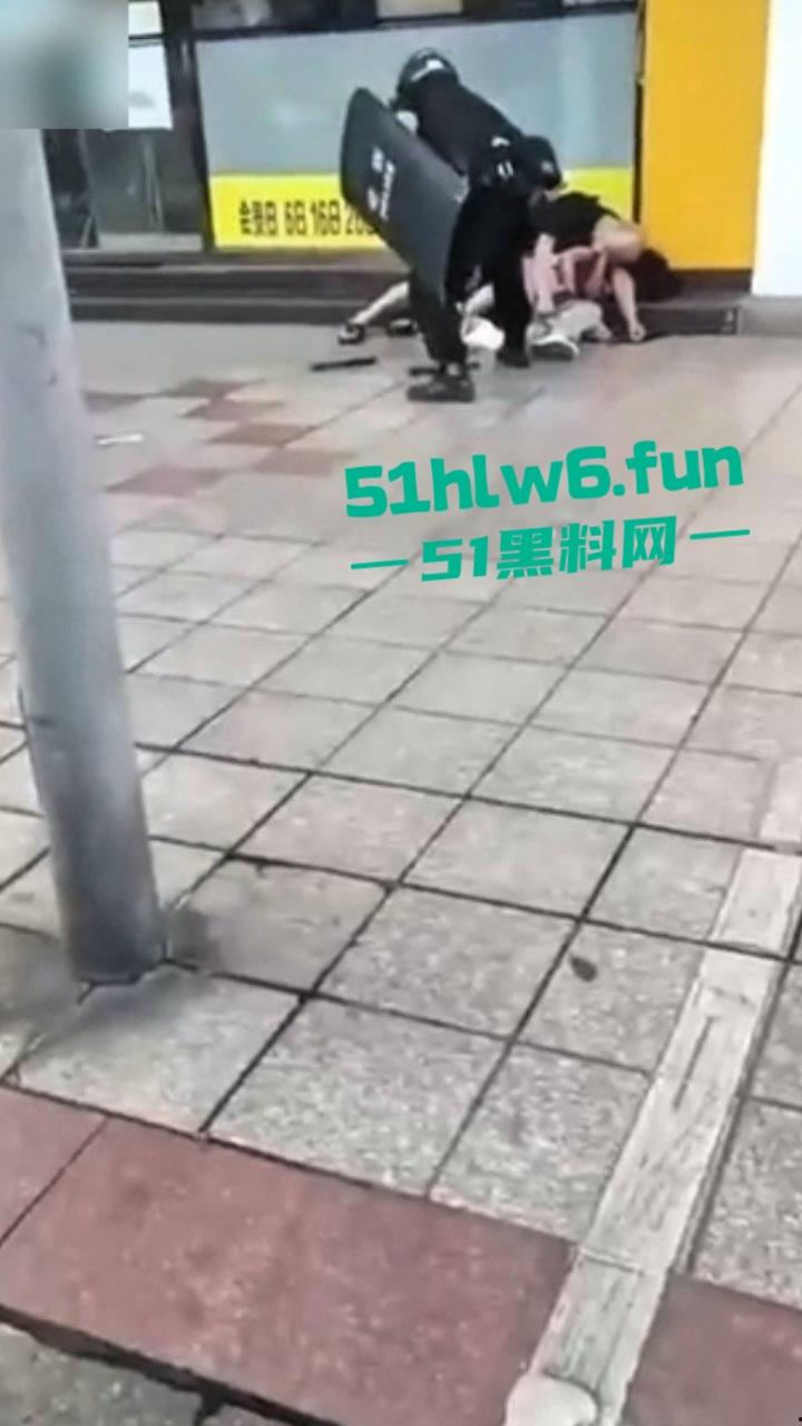 四川德阳什邡小广场，恶意杀人恶性事件两人是夫妻，据说因妻子出轨男子持刀直接杀妻。