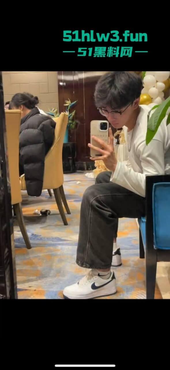 辽油三高学生【王庸昊】与女同学在酒吧现场doi被拍,桌底吃鸡上位骑乘刺激爆棚。-5