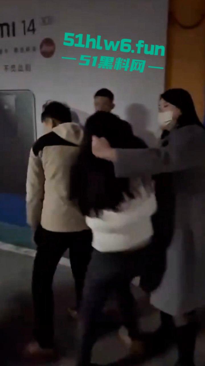 地下停车场捉奸，女子联合亲友抓小三当场逮住老公和小三亲热，将两人围堵殴打，妻子和带来的人已经被刑拘。