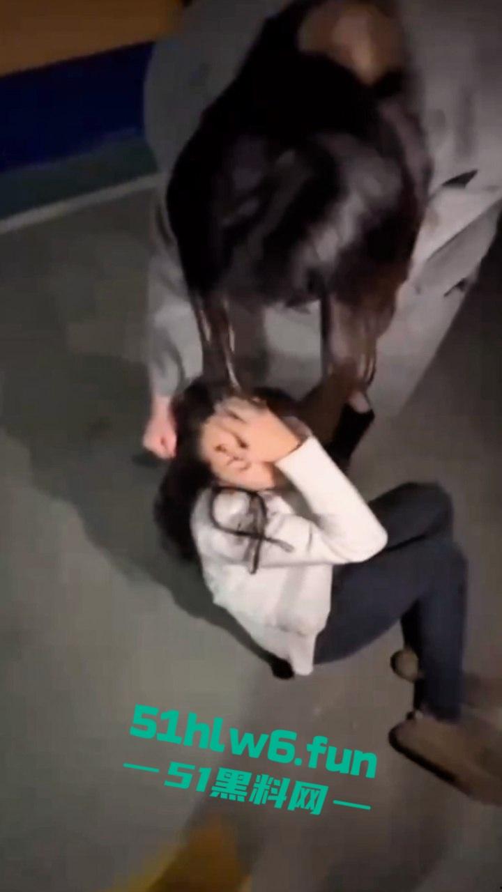 地下停车场捉奸，女子联合亲友抓小三当场逮住老公和小三亲热，将两人围堵殴打，妻子和带来的人已经被刑拘。